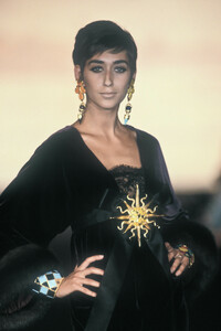 908990350_Chanel1990HauteCouture41.thumb.jpg.f55306031015bcd970399618686e6660.jpg