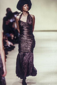 969128295_RomeoGigli1994WomenRTW28.thumb.jpg.21a90ff49474e678b9806af79f1128b8.jpg