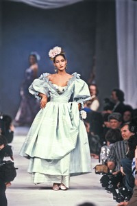 989586327_NinaRicci1987HauteCouture39.thumb.jpg.6d9e6b441cf2485eeea6f9c3a4406c20.jpg