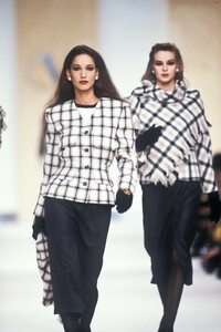 999223533_Valentino1989WomenRTW68.thumb.jpg.e0647707fcc13855dfde11287aaa1cbb.jpg