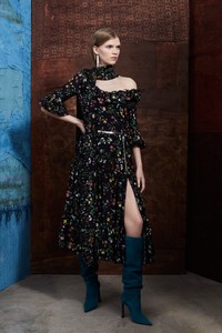 Altuzarra-Pre-Fall-2019-Collection-the-impression-34.thumb.jpg.aa5dd11b81a1875bafbd3fe6ac910355.jpg