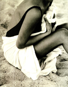 Dettagli_Vogue_Italia_May_1989_07.thumb.png.6d562ee5567bf942f857c5f78b73f21c.png