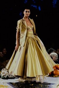 JEAN-PAUL-GAULTIER-SPRING-1998-RTW-071.thumb.jpg.d8e16a88e7264b43920879a4a0e2c97f.jpg