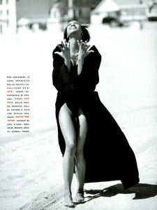 Kirk_Vogue_Italiaa_June_1990_04.thumb.png.dc48c54907f143020da7858a81143657.png