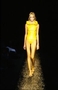 OLIVIER-THEYSKENS-SPRING-2001-RTW-02-LIUDMILLA-BAKHMAT-CN10045100.jpg