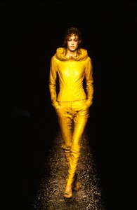 OLIVIER-THEYSKENS-SPRING-2001-RTW-03-ANASTASSIA-KHOZZISOVA-CN10045102.jpg