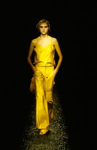 OLIVIER-THEYSKENS-SPRING-2001-RTW-04-ALEXANDRA-EGOROVA-CN10045103.jpg