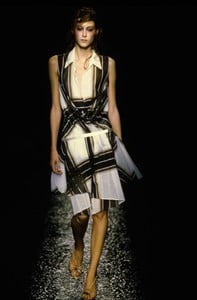 OLIVIER-THEYSKENS-SPRING-2001-RTW-45-ANASTASSIA-KHOZZISOVA-CN10045156.jpg