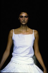 OLIVIER-THEYSKENS-SPRING-2001-RTW-DETAILS-10-KASIA-PYSIAK-CN10045123.jpg