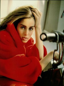 Rosso_Vogue_Italia_November_1988_10.thumb.jpg.d05d29d3da9f6d39d15698155c250897.jpg