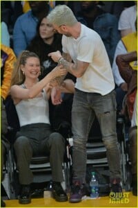 adam-levine-behati-prinsloo-courtside-pda-lakers-02.jpg