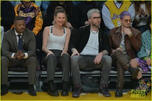 adam-levine-behati-prinsloo-courtside-pda-lakers-03.jpg