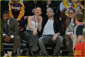adam-levine-behati-prinsloo-courtside-pda-lakers-05.jpg