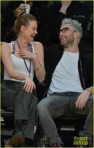 adam-levine-behati-prinsloo-courtside-pda-lakers-06.jpg