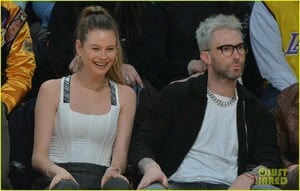 adam-levine-behati-prinsloo-courtside-pda-lakers-07.jpg