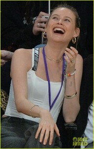 adam-levine-behati-prinsloo-courtside-pda-lakers-08.jpg