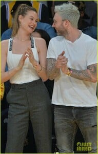 adam-levine-behati-prinsloo-courtside-pda-lakers-09.jpg