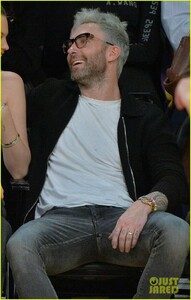 adam-levine-behati-prinsloo-courtside-pda-lakers-10.jpg