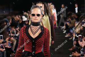 alexander-wang-collection-2-show-runway-fall-2019-new-york-usa-shutterstock-editorial-10010202de.thumb.jpg.04c241729bc989a8381af752f8b89675.jpg