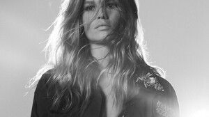 anna-ewers-campana-primavera-verano-2019-liu-jo-01-580x325_1.thumb.jpg.fd1cd3855ad197e47e08e854ff3490e3.jpg