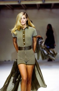 azzedine-alaia-spring-1990-ready-to-wear-04-elaine-irwin-CN10048469.thumb.jpg.11e94e02d966dfed3835f8e55ed8a7f5.jpg