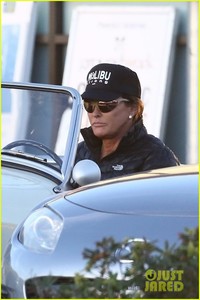 caitlyn-jenner-rides-around-in-her-vintage-car-in-malibu-01.jpg