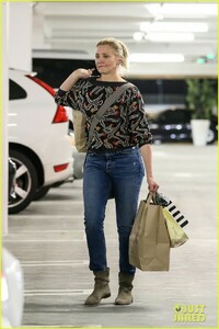 cameron-diaz-picks-up-some-pastries-in-century-city-05.jpg