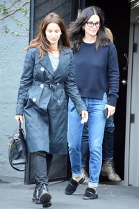 courteney-cox-shopping-for-furniture-in-west-hollywood-12-05-2018-0.jpg