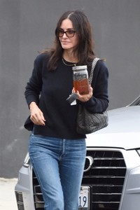 courteney-cox-shopping-for-furniture-in-west-hollywood-12-05-2018-1.jpg