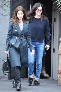 courteney-cox-shopping-for-furniture-in-west-hollywood-12-05-2018-2.jpg
