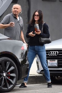 courteney-cox-shopping-for-furniture-in-west-hollywood-12-05-2018-3.jpg
