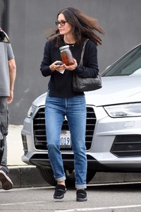 courteney-cox-shopping-for-furniture-in-west-hollywood-12-05-2018-4.jpg