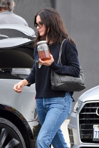 courteney-cox-shopping-for-furniture-in-west-hollywood-12-05-2018-5.jpg