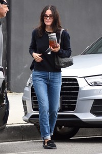 courteney-cox-shopping-for-furniture-in-west-hollywood-12-05-2018-6.jpg