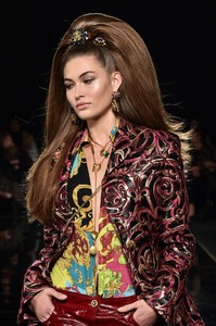grace-elizabeth-at-versace-pre-fall-2019-runway-show-in-new-york-12-02-2018-0.thumb.jpg.5b7991dfeaef1bf344b513417730c755.jpg