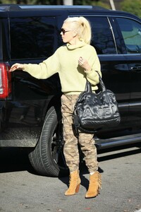 gwen-stefani-arrives-at-sunday-church-services-in-los-angeles-12-16-2018-3.jpg