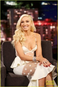 gwen-stefani-reveals-the-funny-way-she-and-blake-shelton-ruined-each-others-presents-03.jpg