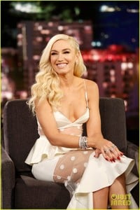 gwen-stefani-reveals-the-funny-way-she-and-blake-shelton-ruined-each-others-presents-03.jpg