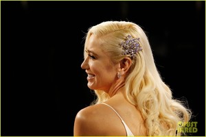 gwen-stefani-reveals-the-funny-way-she-and-blake-shelton-ruined-each-others-presents-08.jpg
