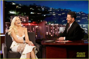 gwen-stefani-reveals-the-funny-way-she-and-blake-shelton-ruined-each-others-presents-09.jpg