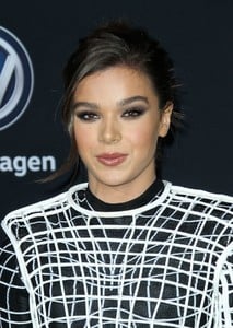 hailee-steinfeld-bumblebee-premiere-in-hollywood-12-09-2018-17.jpg