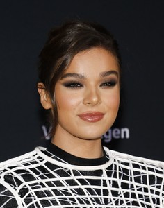 hailee-steinfeld-bumblebee-premiere-in-hollywood-12-09-2018-19.jpg