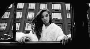 hailee-steinfeld-who-what-wear-uk-photoshoot-2018-1.thumb.jpg.6d0fe3319a9df88d919099f209aff7d5.jpg