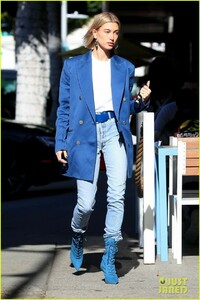 hailey-bieber-is-a-beauty-in-blue-while-shopping-at-barneys-01.jpg