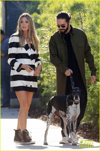 heidi-klum-goes-for-a-walk-tom-dog-01.jpg