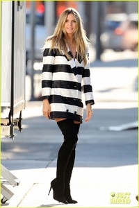 heidi-klum-goes-for-a-walk-tom-dog-03.jpg