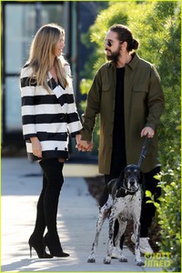 heidi-klum-goes-for-a-walk-tom-dog-05.jpg