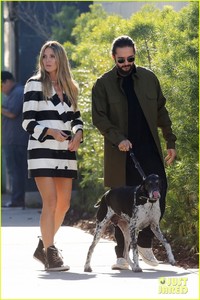 heidi-klum-goes-for-a-walk-tom-dog-06.jpg