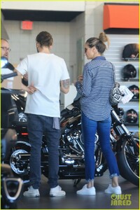 heidi-klum-tom-kaulitz-motorcycle-shopping-03.thumb.jpg.0c29602ce5b2b3c79b80aa5c25ad88fd.jpg