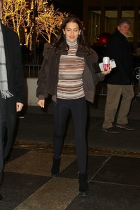 hilaria-baldwin-arrives-at-late-night-with-seth-meyers-in-los-angeles-12-06-2018-8.jpg